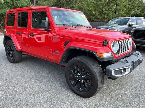 Used 2025 Jeep Wrangler Unlimited Sahara w/ Safety Group AWD/4WD image 5
