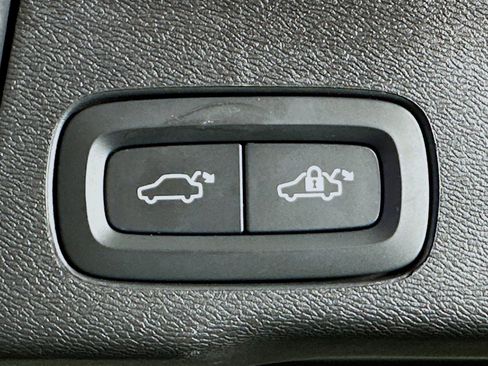 Used 2025 Volvo XC60 B5 Plus image 28