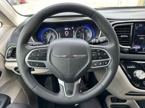 Certified 2023 Chrysler Pacifica Touring-L FWD image 2