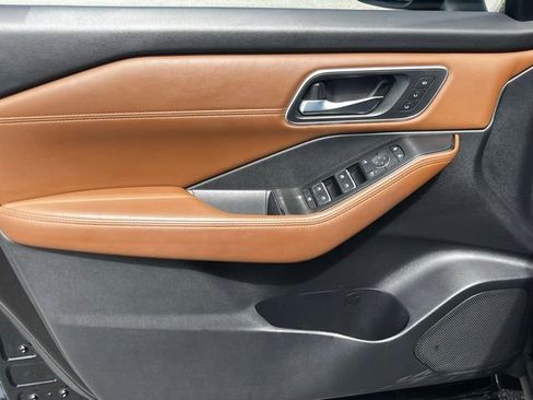 Used 2025 Nissan Rogue Platinum image 9