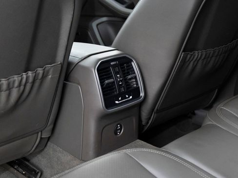 Certified 2023 Porsche Macan Base image 27