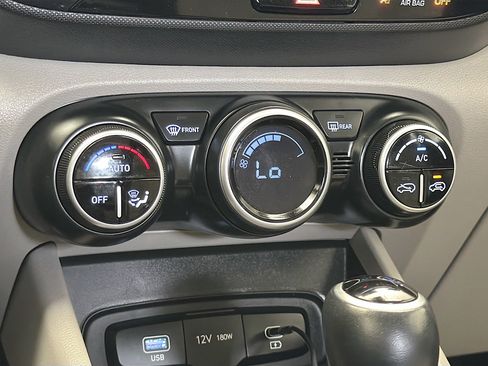 Used 2024 Hyundai Venue SEL image 10