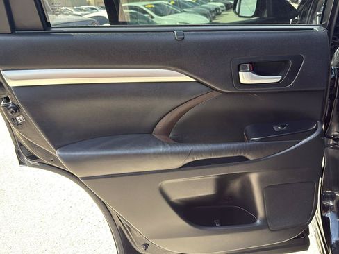 Used 2015 Toyota Highlander XLE FWD image 18