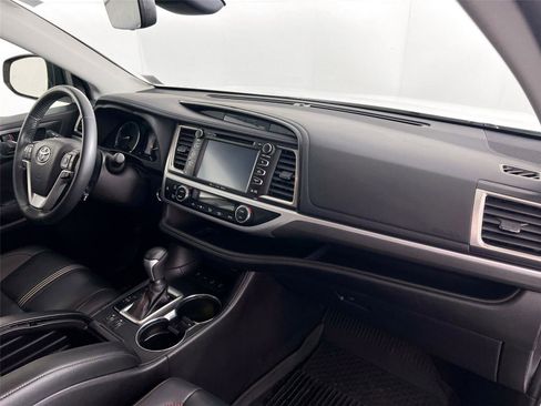 Used 2019 Toyota Highlander SE image 29