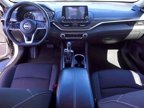Used 2024 Nissan Altima 2.5 SV FWD image 12