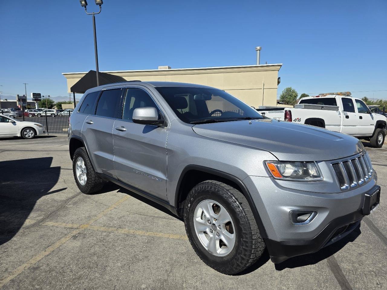 Used 2014 Jeep Grand Cherokee Laredo AWD/4WD image 3