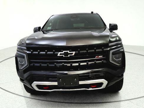 Used 2025 Chevrolet Suburban Z71 AWD/4WD image 2