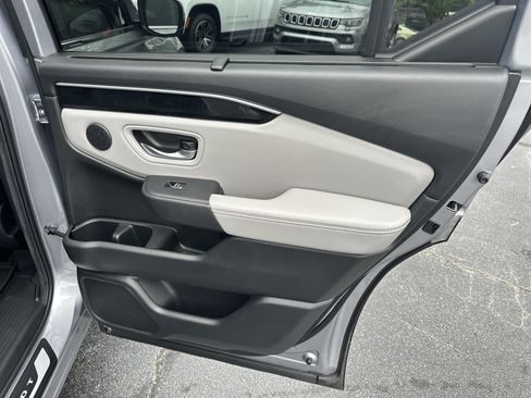 Used 2025 Honda Pilot Touring image 18