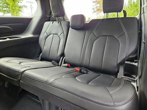 New 2025 Chrysler Pacifica Select image 5