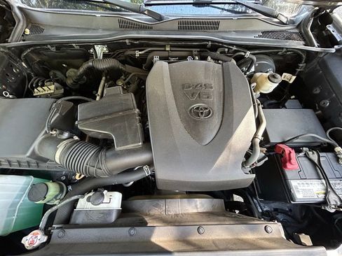 Used 2020 Toyota Tacoma SR5 RWD image 11