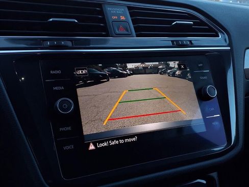 Used 2022 Volkswagen Tiguan SE R-Line image 9