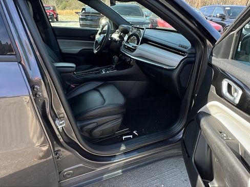 Used 2024 Jeep Compass Limited image 19