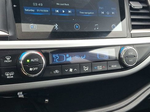 Used 2019 Toyota Highlander SE image 16