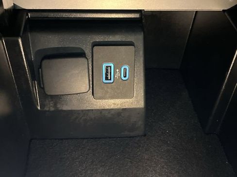 Used 2023 Ford Explorer Limited image 24