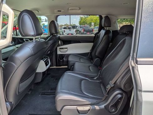 Used 2023 Kia Carnival EX FWD image 15