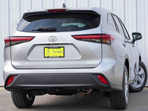 Used 2023 Toyota Highlander L image 4