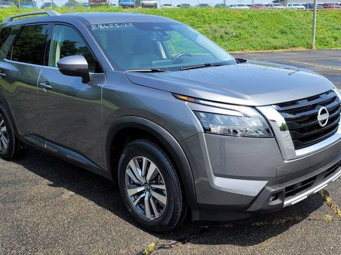 Used 2025 Nissan Pathfinder SL FWD image 2