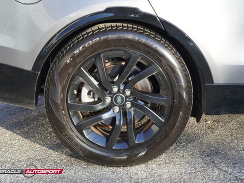 Used 2020 Land Rover Discovery Landmark image 11