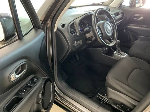 Used 2018 Jeep Renegade Altitude AWD/4WD image 10
