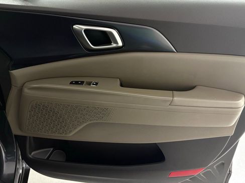 Used 2025 Kia Carnival image 42