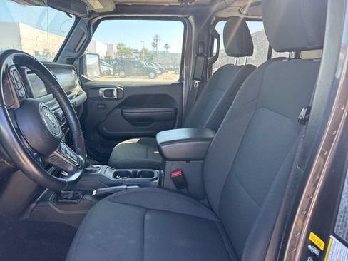 Used 2022 Jeep Gladiator Sport AWD/4WD image 9
