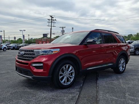 Certified 2023 Ford Explorer XLT w/ Equipment Group 202A AWD/4WD image 3