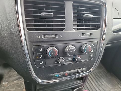 Used 2016 Dodge Grand Caravan SE image 15