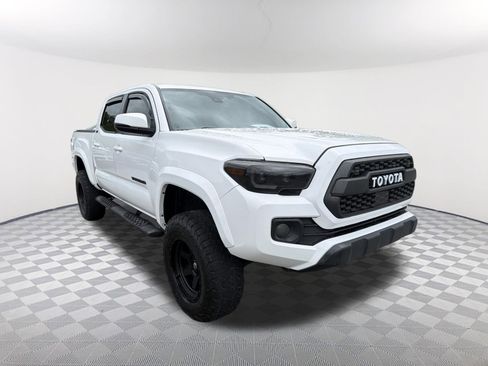 Used 2022 Toyota Tacoma SR5 w/ Technology Package RWD image 3