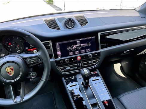 Certified 2026 Porsche Macan AWD/4WD image 10
