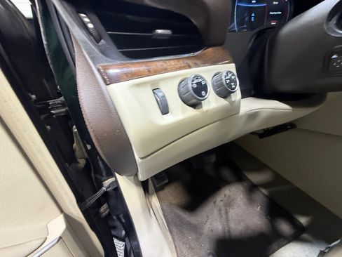 Used 2016 Cadillac Escalade Luxury AWD/4WD image 12