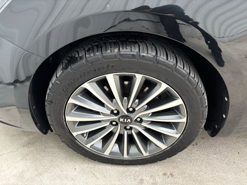 Used 2017 Kia Cadenza Premium w/ Luxury Package image 12
