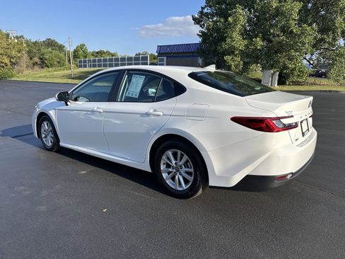 Used 2025 Toyota Camry SE image 3