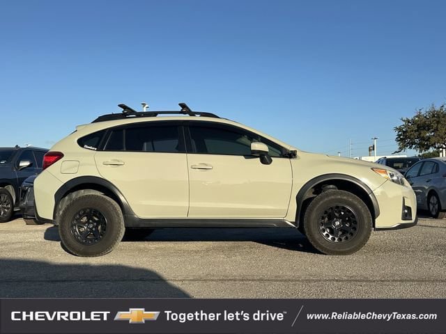 Used 2017 Subaru Crosstrek 2.0i Premium AWD/4WD image 3