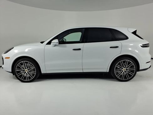 Used 2022 Porsche Cayenne Turbo image 2