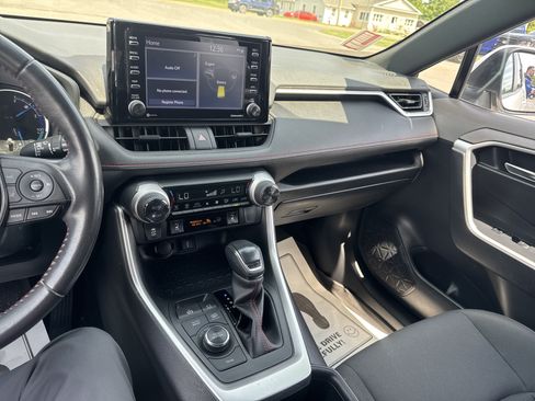 Used 2022 Toyota RAV4 SE w/ Weather & Moonroof Package AWD/4WD image 23