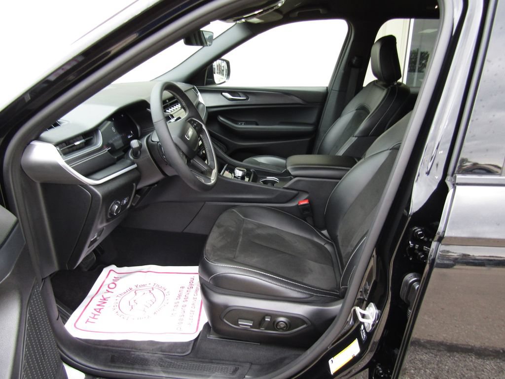 Used 2025 Jeep Grand Cherokee Altitude AWD/4WD image 22