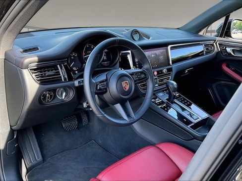 Used 2025 Porsche Macan image 17