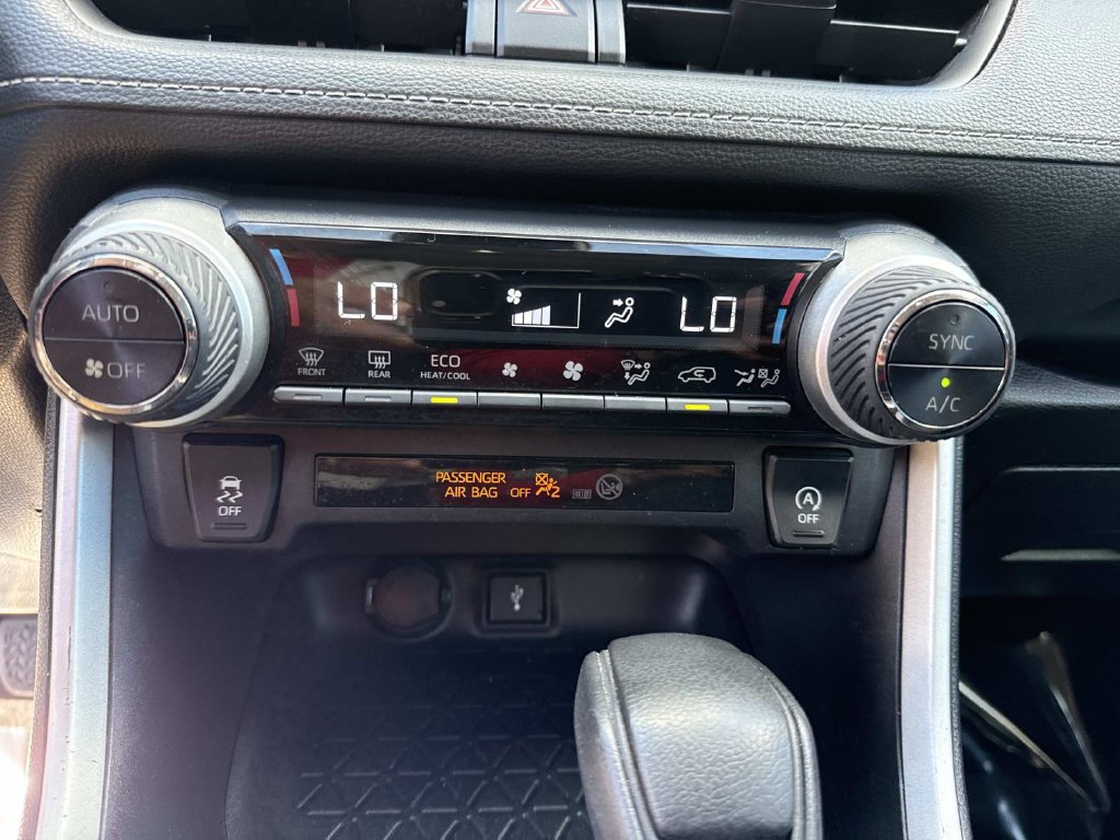 Used 2021 Toyota RAV4 XLE w/ Convenience Package FWD image 31