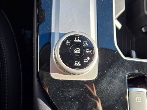 New 2025 Mitsubishi Outlander SE image 24