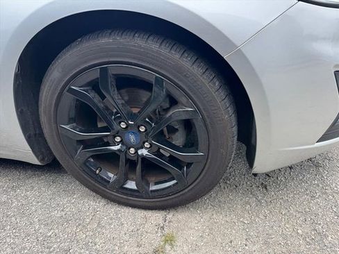 Used 2019 Ford Fusion SE w/ Equipment Group 151A FWD image 2
