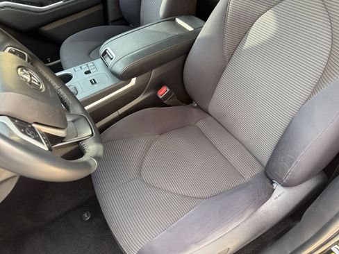 Used 2025 Toyota Highlander LE FWD image 33