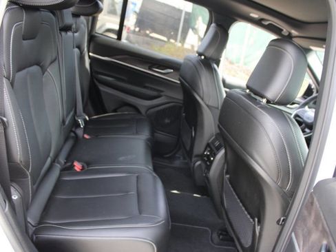 Used 2025 Jeep Grand Cherokee Limited image 31