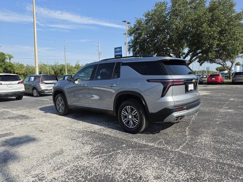 Used 2025 Chevrolet Traverse LT FWD image 8