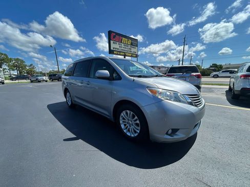 Used 2011 Toyota Sienna XLE FWD image 4