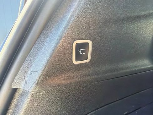 Used 2022 Chrysler Pacifica Touring-L w/ Uconnect Theater Family Group FWD image 8