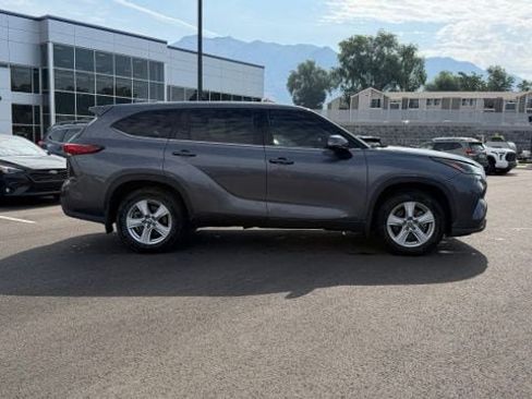 Used 2021 Toyota Highlander LE AWD/4WD image 2