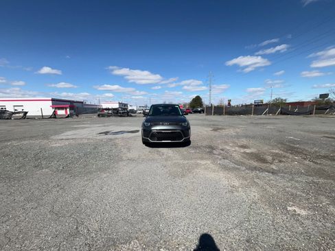 Used 2025 Kia Soul LX w/ LX Technology Package FWD image 12