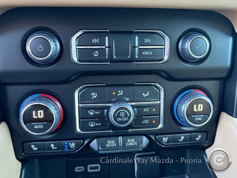 Used 2024 Chevrolet Suburban Premier RWD image 29