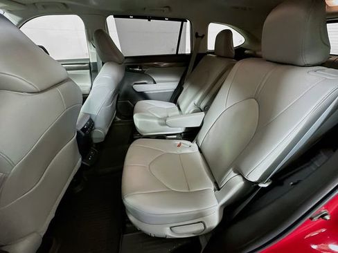 Used 2023 Toyota Highlander Limited image 23