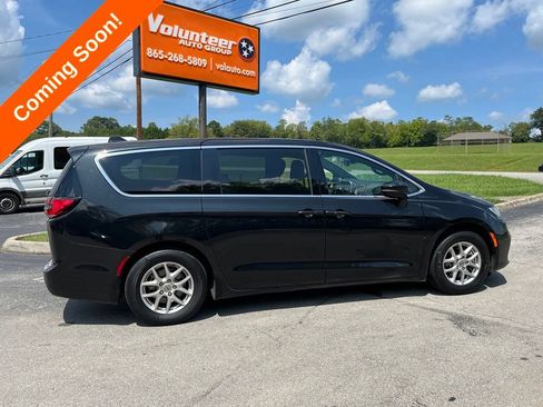 Used 2024 Chrysler Pacifica Touring FWD image 11